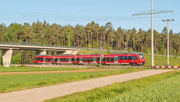 Ein Desiro der Baureihe 442 nordwestlich von Petersaurach am 